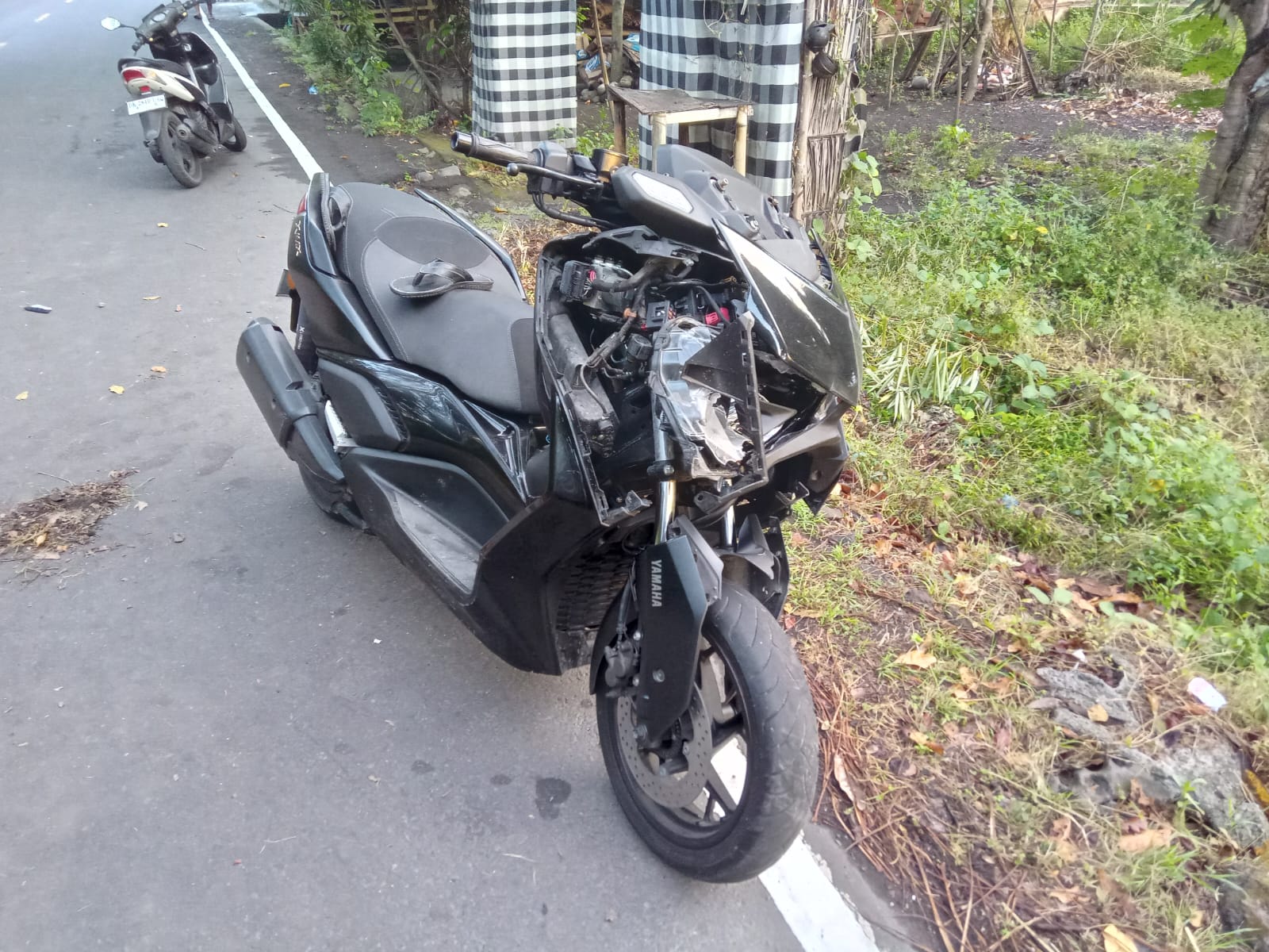 RINGSKE: Sepeda motor yang terlibat kecelakaan lalu lintas di Jalan Raya Singaraja-Amlapura. Akibatnya pengendara motor tewas.
