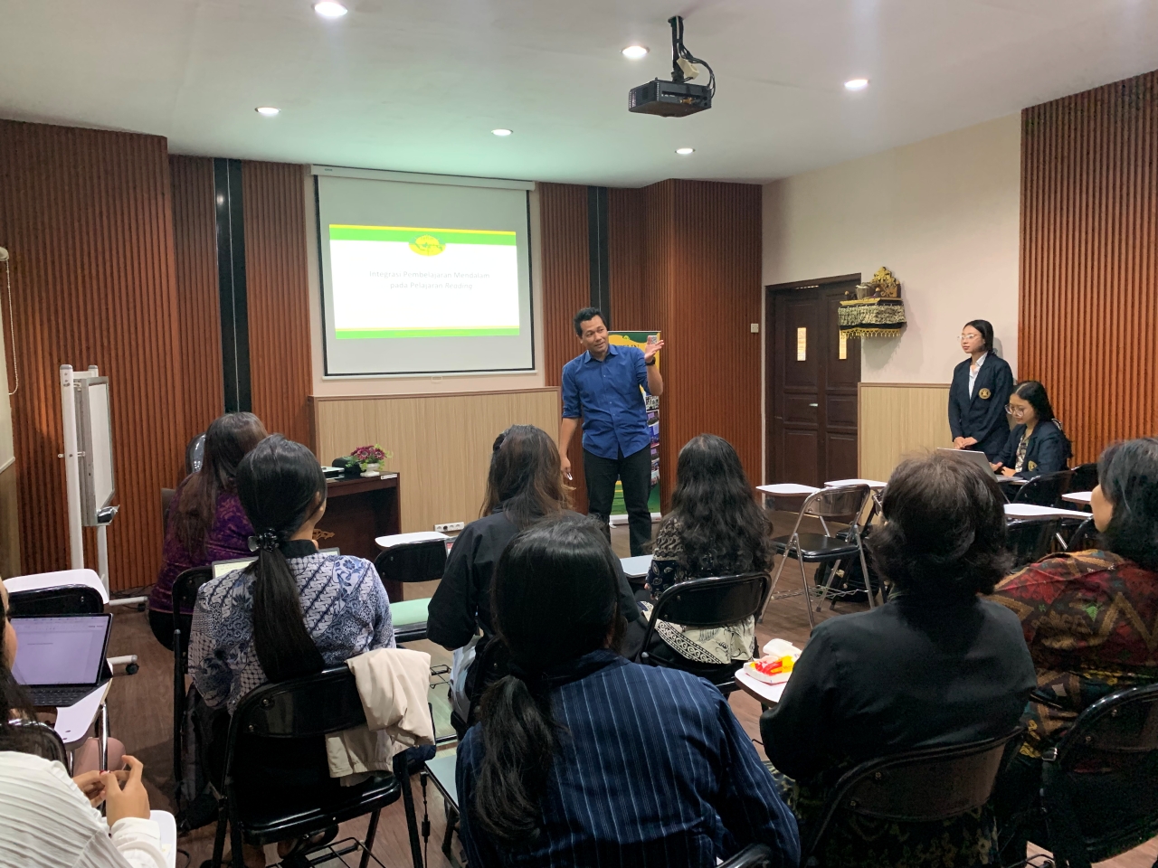 BERI PELATIHAN: Pelatihan deep learning kepada para pengajar Bahasa Inggris di Bali.