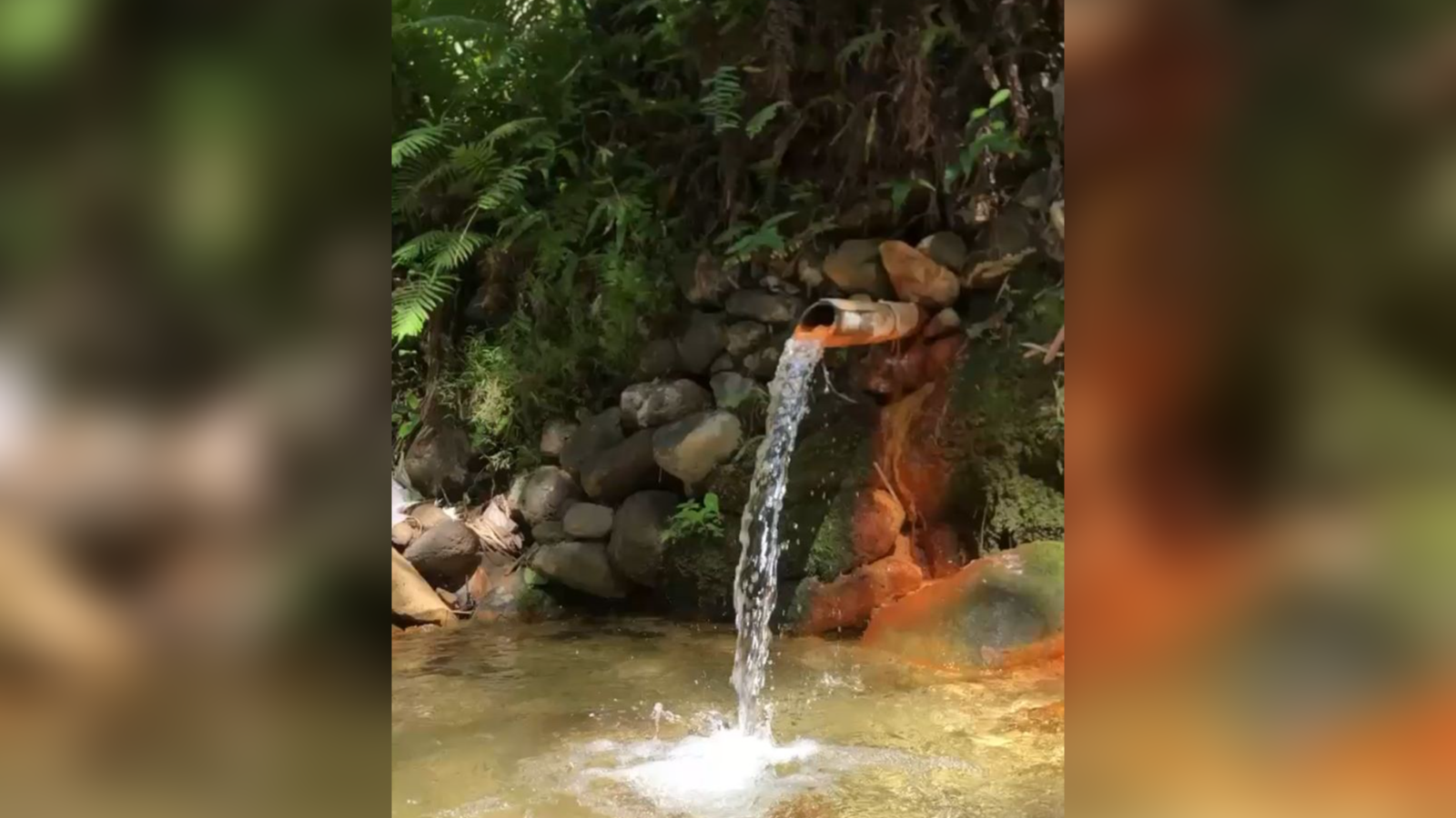 AIR HANGAT: Pancuran di pemandian Air Panas Sudamala, Desa Banjar, Buleleng. Pancuran ini terletak di tengah sungai.