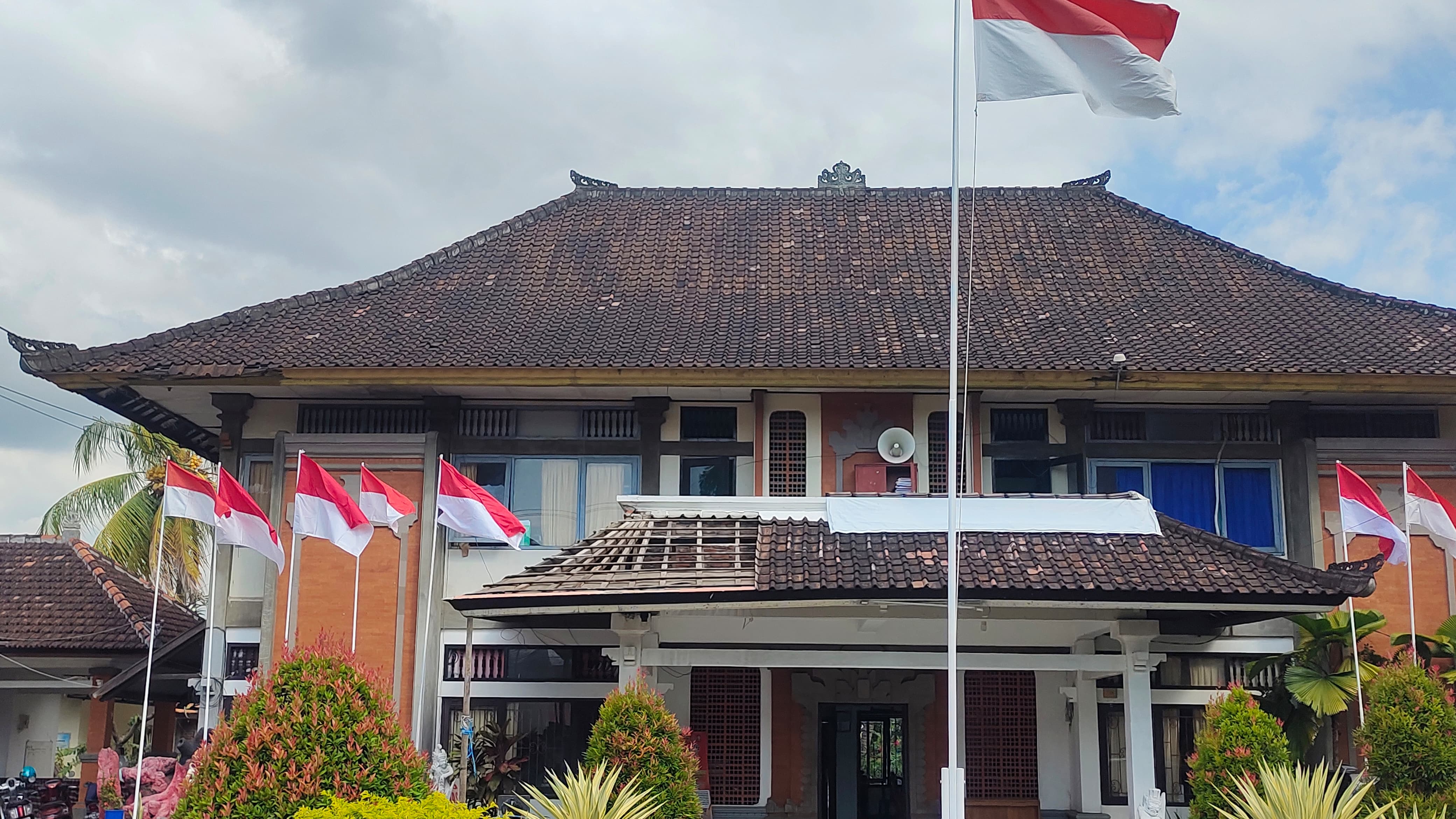 RUSAK PARAH: Kondisi kerusakan atap gedung di Kantor Camat Kubutambahan.
