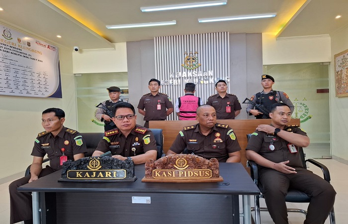 Rilis penyerahan tersangka dan barang bukti perkara dugaan penyimpangan pengelolaan dana komite pada Sekolah Menengah Kejuruan (SMK) Negeri 1 Klungkung, Tahun 2020-2022 dari Penyidik Tindak Pidana.