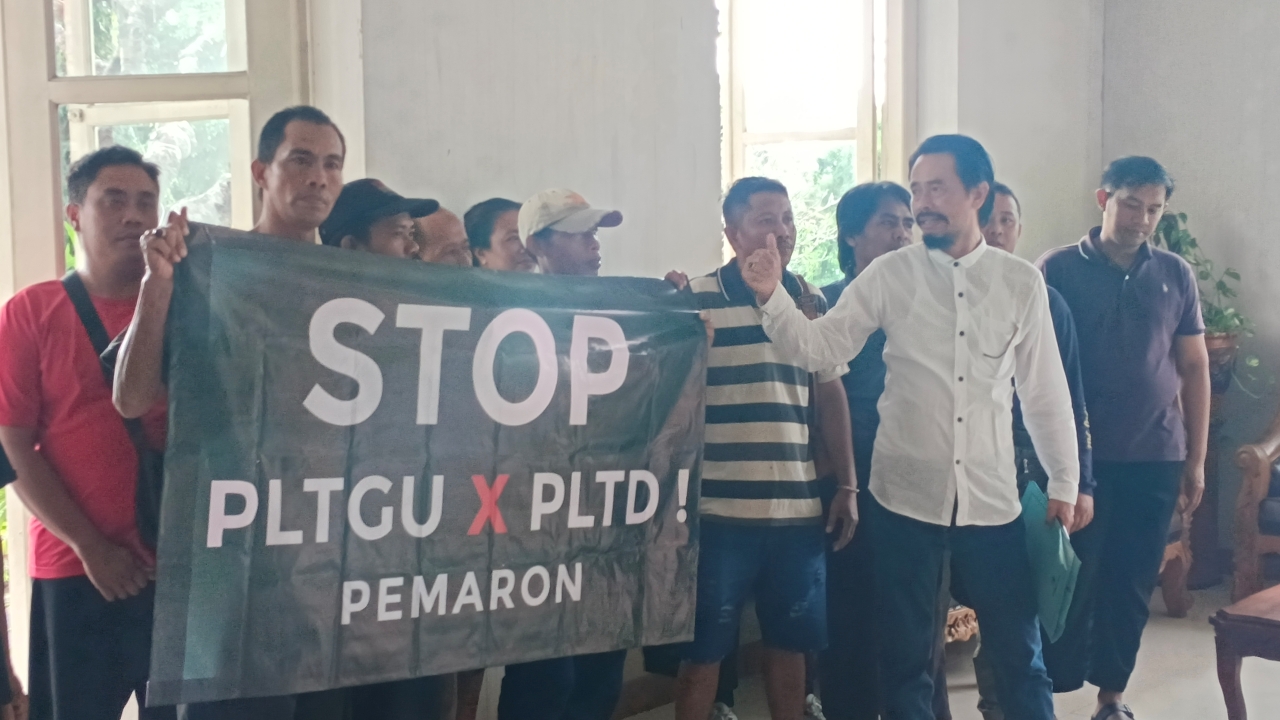 PROTES: Warga Desa Pemaron mendatangi Kantor Bupati Buleleng menyampaikan protes terkait operasional PLTGU Pemaron.