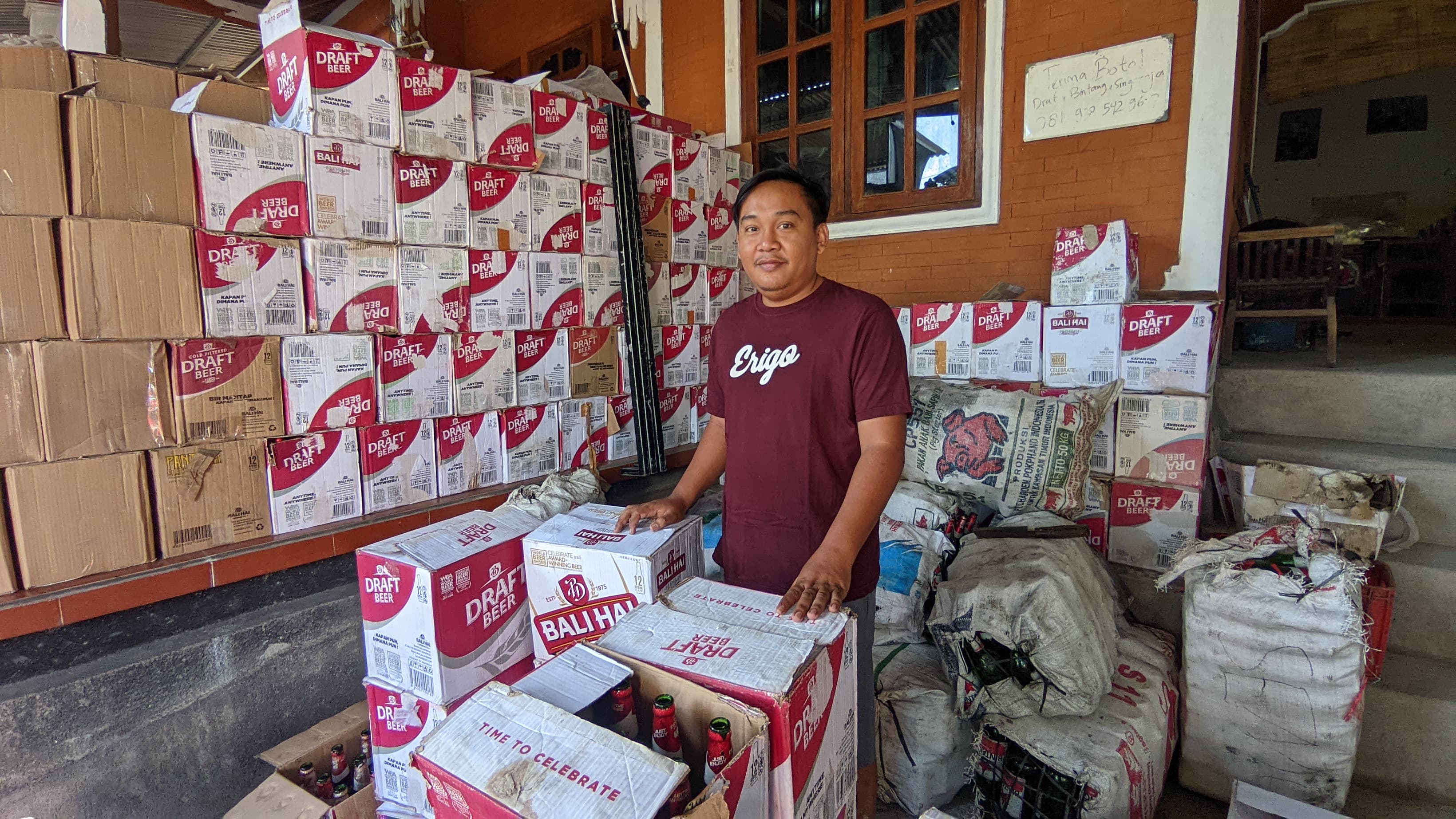 BERJAYA: Gede Adi Juliawan diantara tumpukan botol bir bekas.