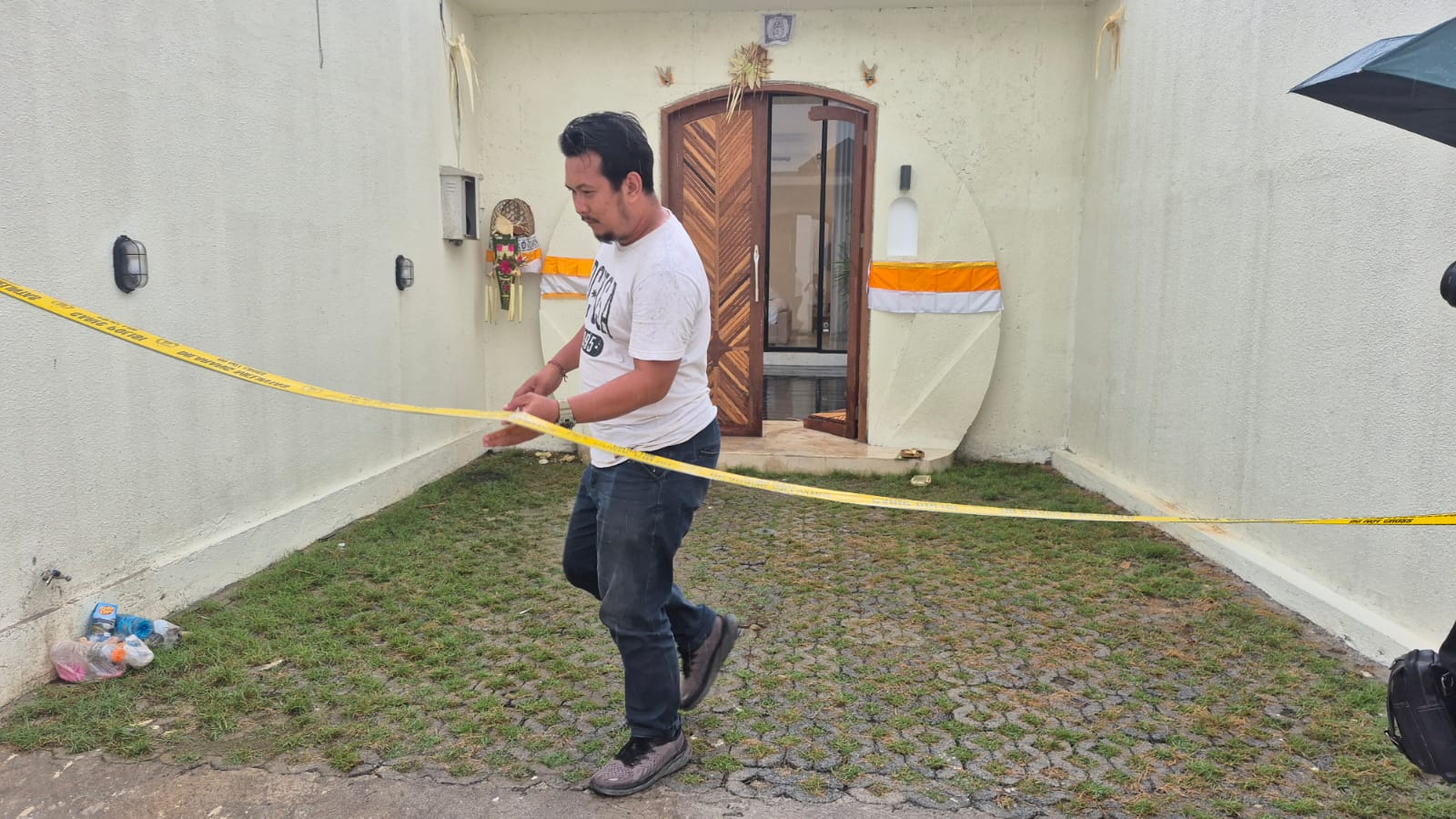 TKP PENEMBAKAN: Suasana di Villa Casa Santisya. Villa itu menjadi TKP penembakan WNA Australia.
