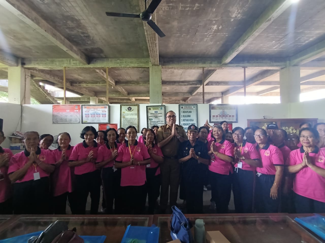 PELATIHAN: Para lansia berfoto bersama usai mendapat pelatihan penggunaan medsos.