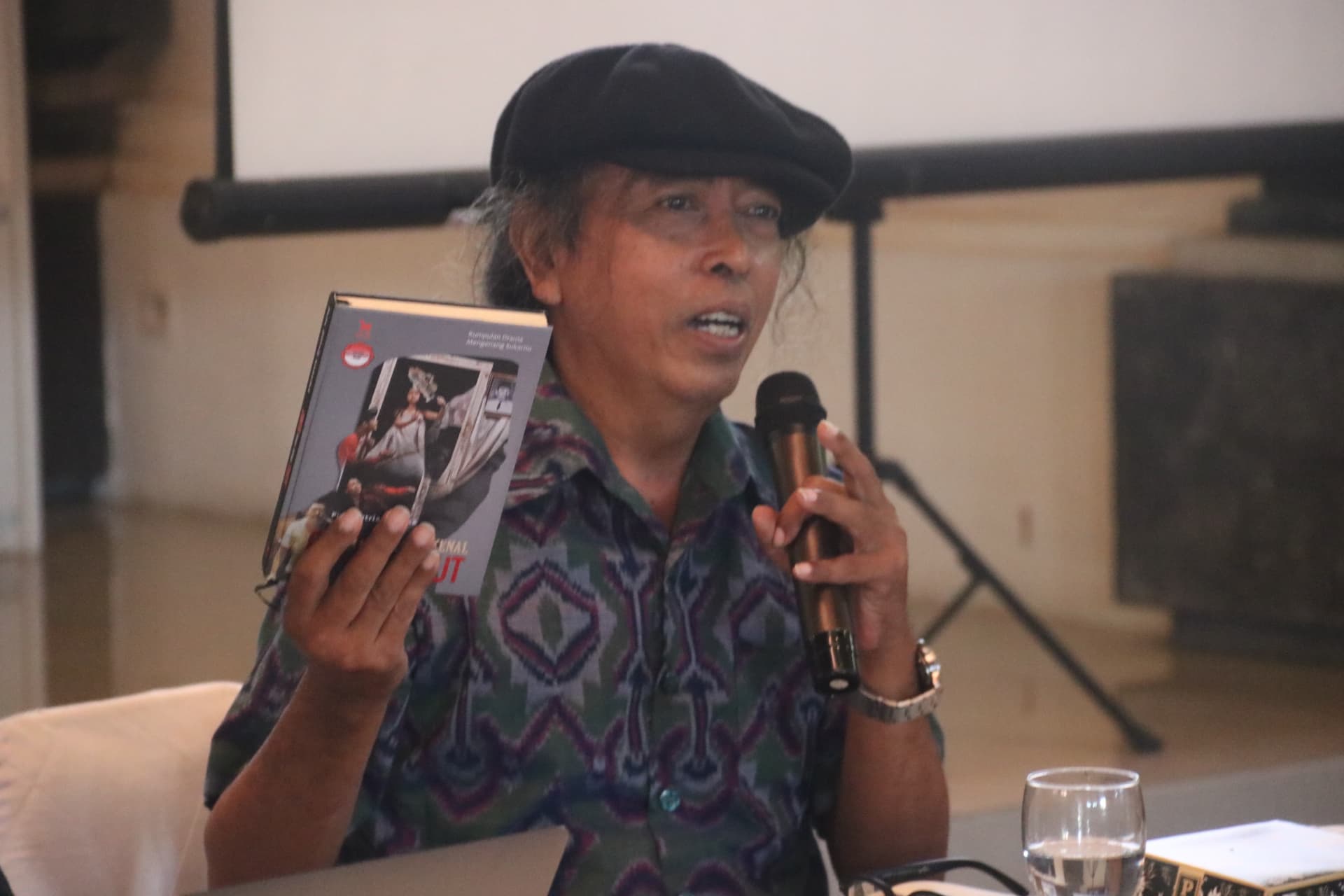 BEDAH BUKU: Sastrawan Putu Satria Kusuma menunjukkan buku &ldquo;Cinta Tidak Kenal Takut&rdquo; karyanya.