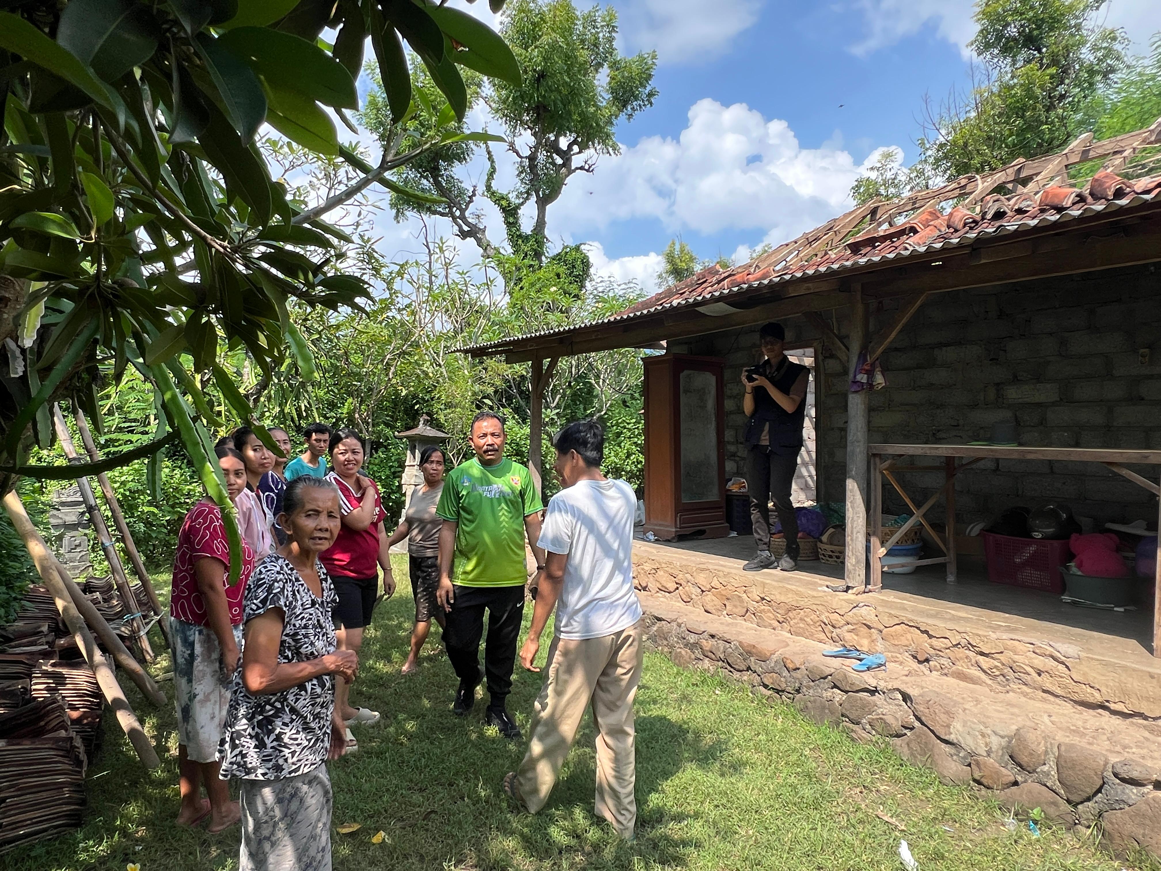 RUSAK PARAH: Rumah warga Desa Sanggalangit yang rusak gara-gara hujan lebat.