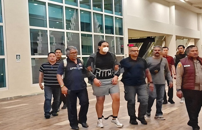 Pelaku penembakan 2 WNA di Bali, Coskunmevlut usia 23 tahun  tiba di Bali, Selasa malam (17/6/2025). Coskunmevlut ditangkap di Singapura, Senin, 16 Juni 2025.