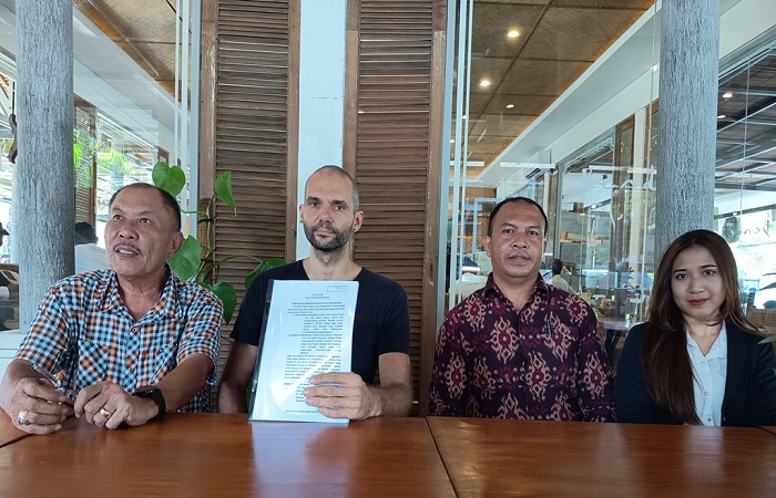 Sergio (dua dari kiri) didampingi tim pengacaranya menunjukkan salinan putusan PN Denpasar yang memenangkannya.