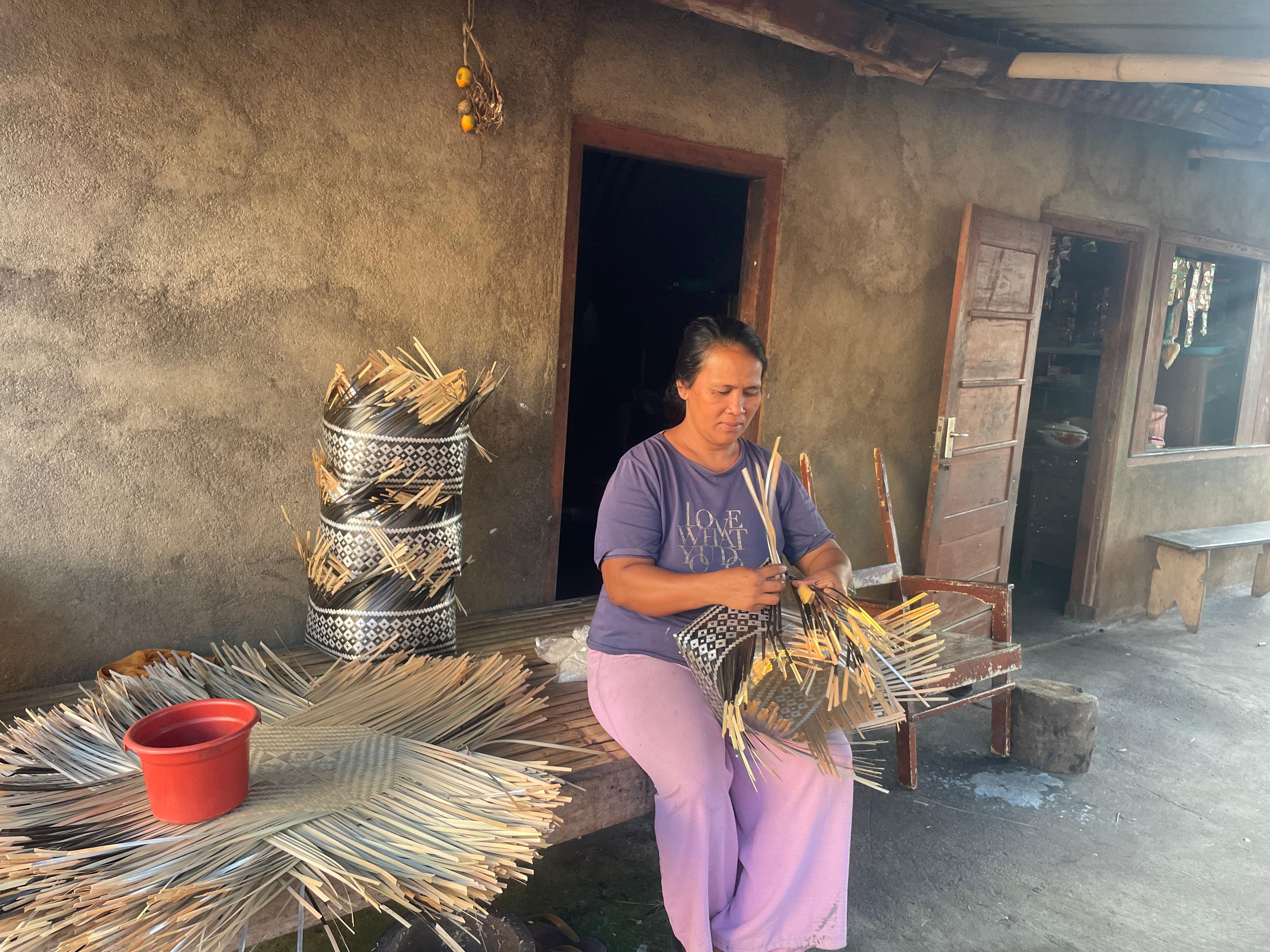 TERAMPIL: Komang Erni, wanita yang mukim di Desa Tigawasa, Buleleng. Ia menjadikan kegiatan menganyam bambu sebagai sandaran hidup.