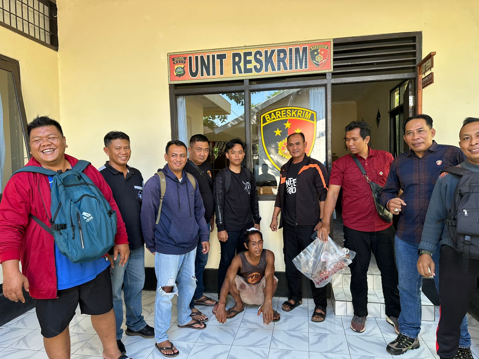 TANGKAP TERSANGKA: Aparat kepolisian Polsek Tejakula dan Polres Buleleng menangkap Gede Suasta alias Gede Boy (jongkok) yang menikam temannya saat mabuk arak.
