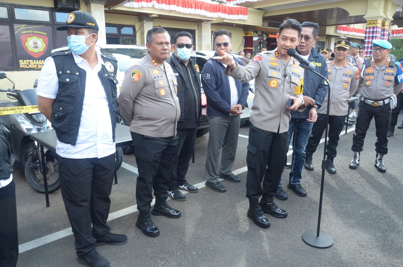 BERI PENJELASAN: Kapolda Bali, Irjen Daniel Adityajaya (berdiri di depan microphone) saat memberikan keterangan pers terkait kasus penembakan WNA di Bali.
