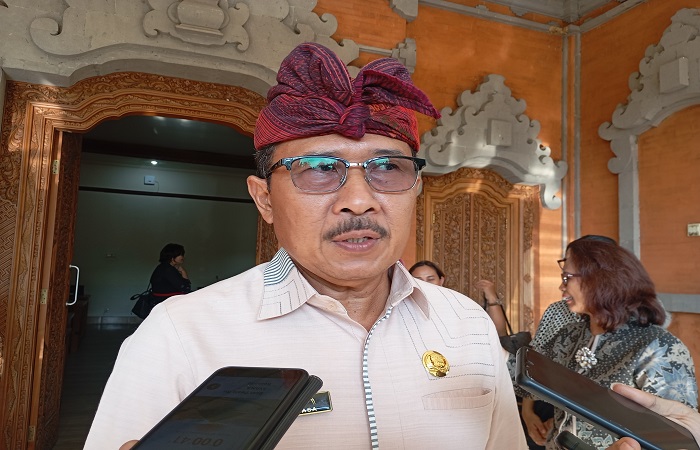 Sekda Buleleng, Gede Suyasa instruksikan OPD agar siapkan kendaraan berpenumpang, untuk mengangkut calon PPPK dan CPNS menerima SK di Taman Kota Singaraja.