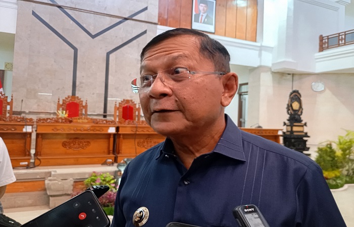 Bupati Buleleng, I Nyoman Sutjidra sebut akan panggil perbekel dan warga Desa Selat yang berseteru. Ini agar masalah dugaan penganiayaan dapat jelas tanpa isu liar.