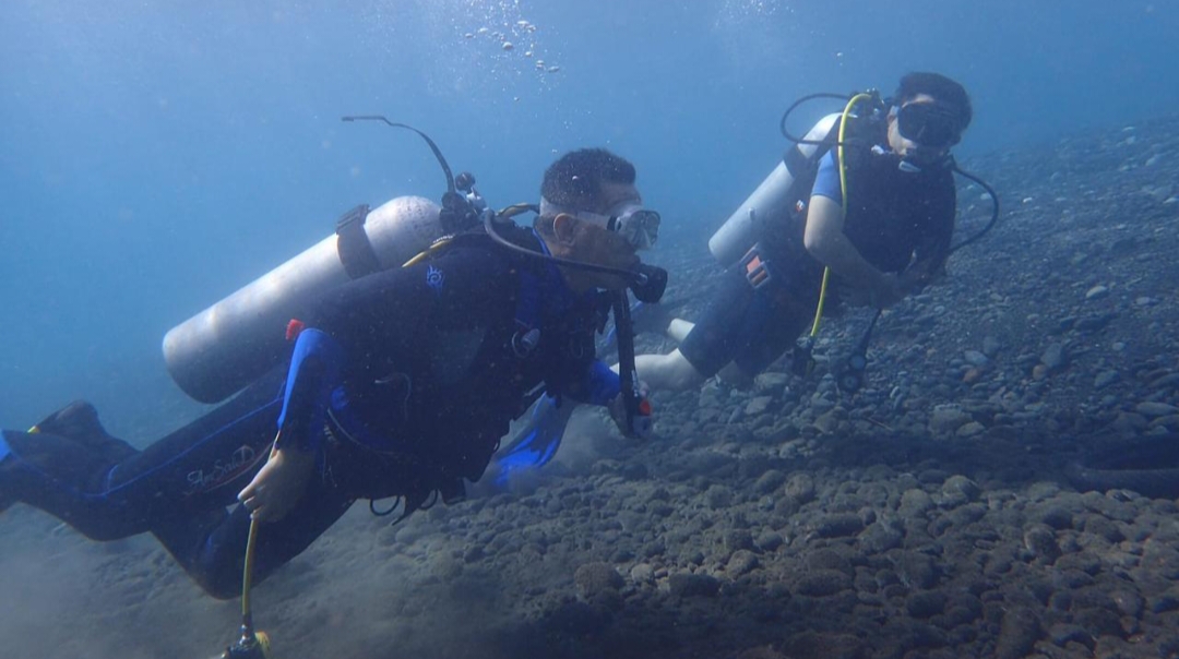 MENYELAM: Wakil Bupati Buleleng, Gede Supriatna (kiri) menyelam mengecek kondisi terumbu karang di wilayah Tejakula