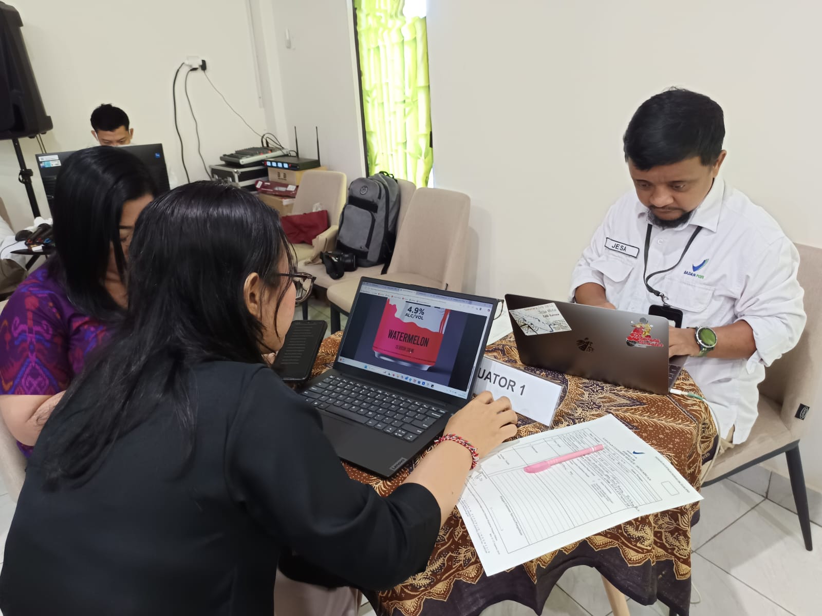 IZIN EDAR: Tim evaluator dari pusat saat mengecek kelengkapan dokumen dan berkas administrasi dari UMKM yang mengajukan izin edar.