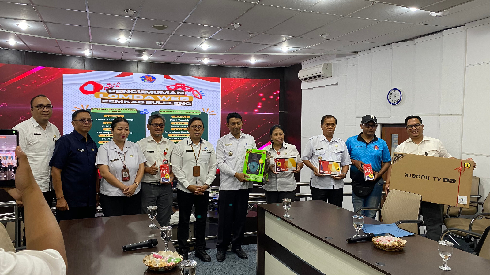 APRESIASI PEMENANG: Penyerahan penghargaan kepada para pemenang Lomba Website Pemkab Buleleng.
