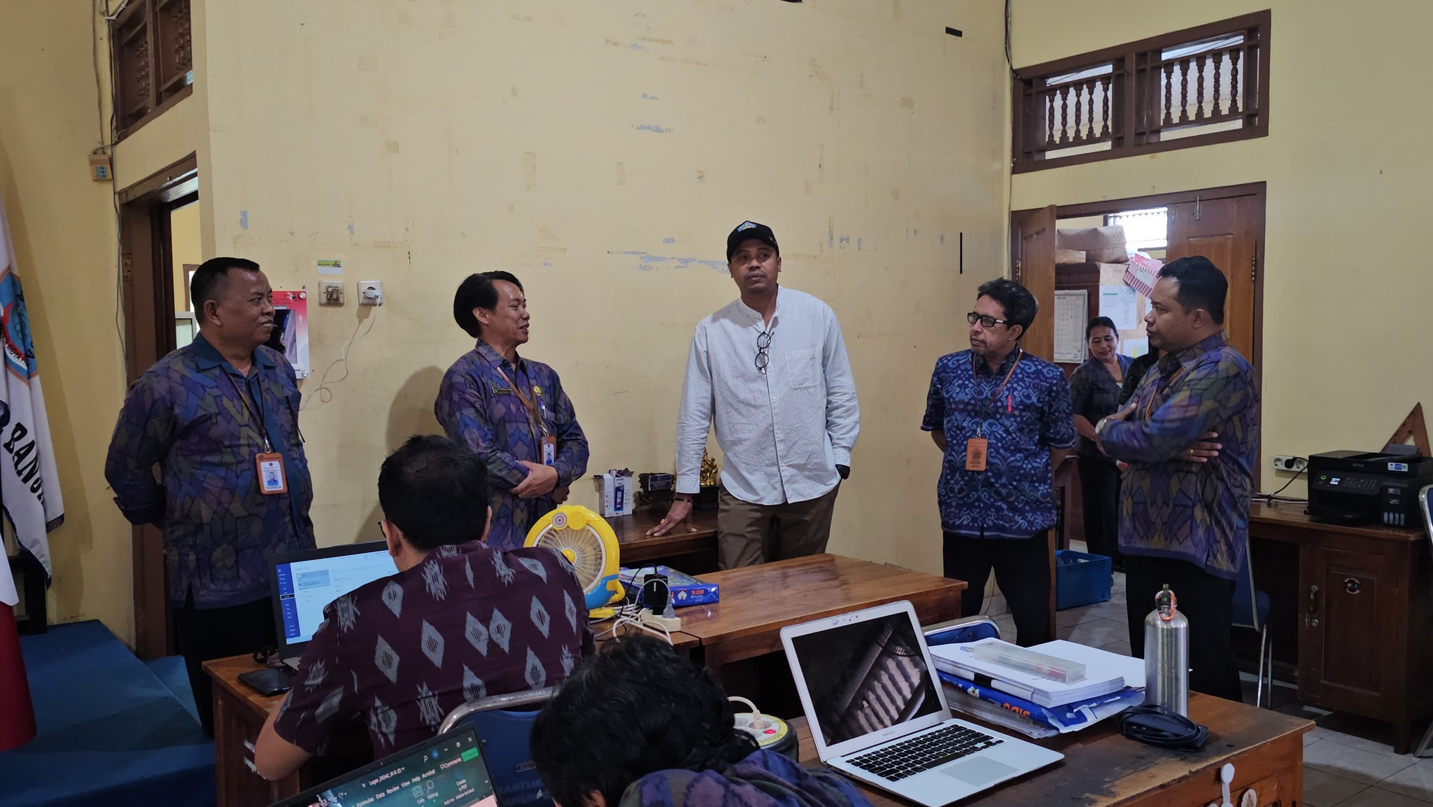 KUNJUNGI SEKOLAH: Wakil Ketua DPRD Bali, Komang Nova Sewi Putra (baju putih) saat melakukan kunjungan ke SMAN 2 Banjar.