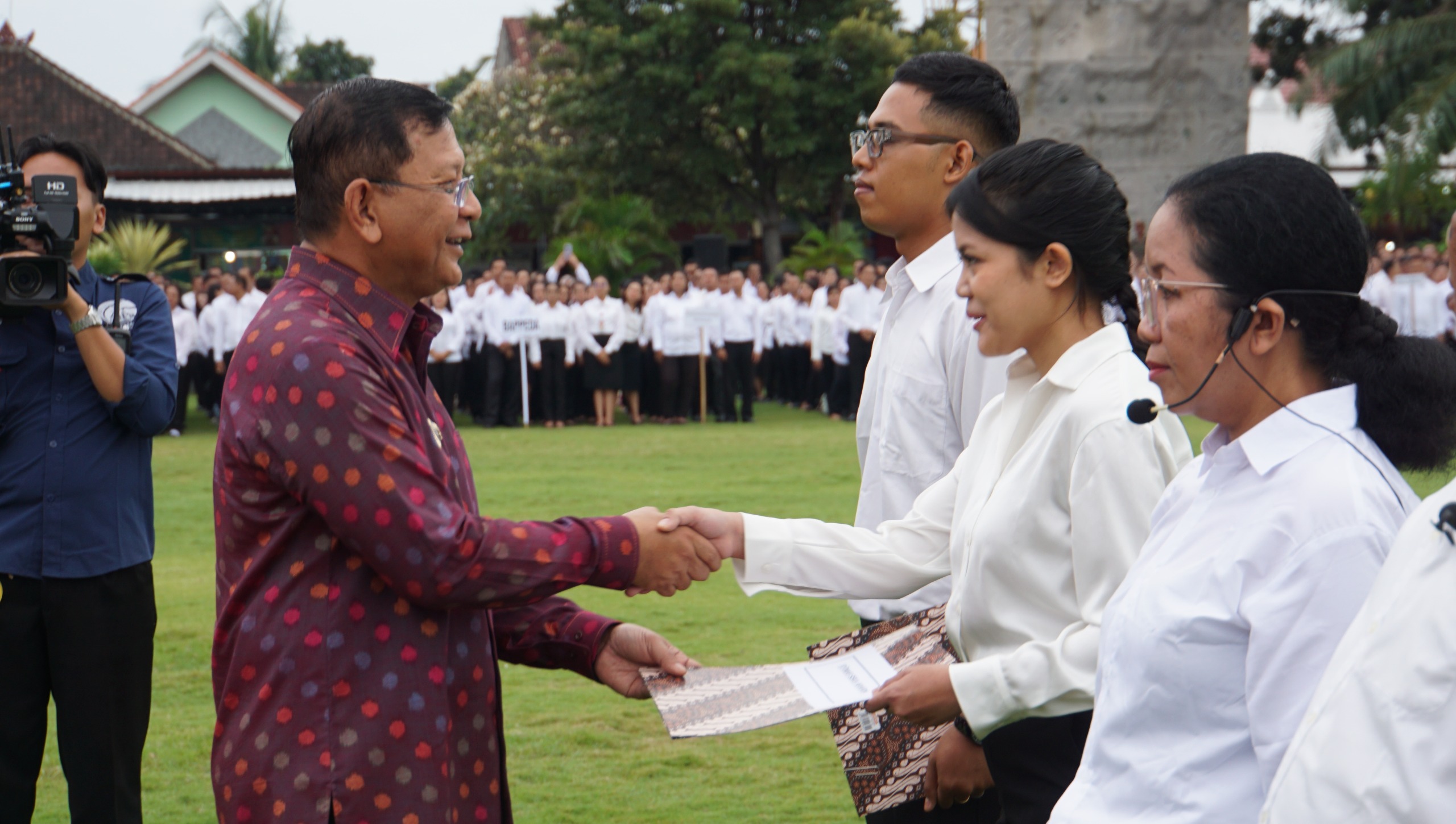 TERSENYUM: Para Pegawai Kontrak yang berhasil diangkat sebagai ASN dari jalur PPPK.
