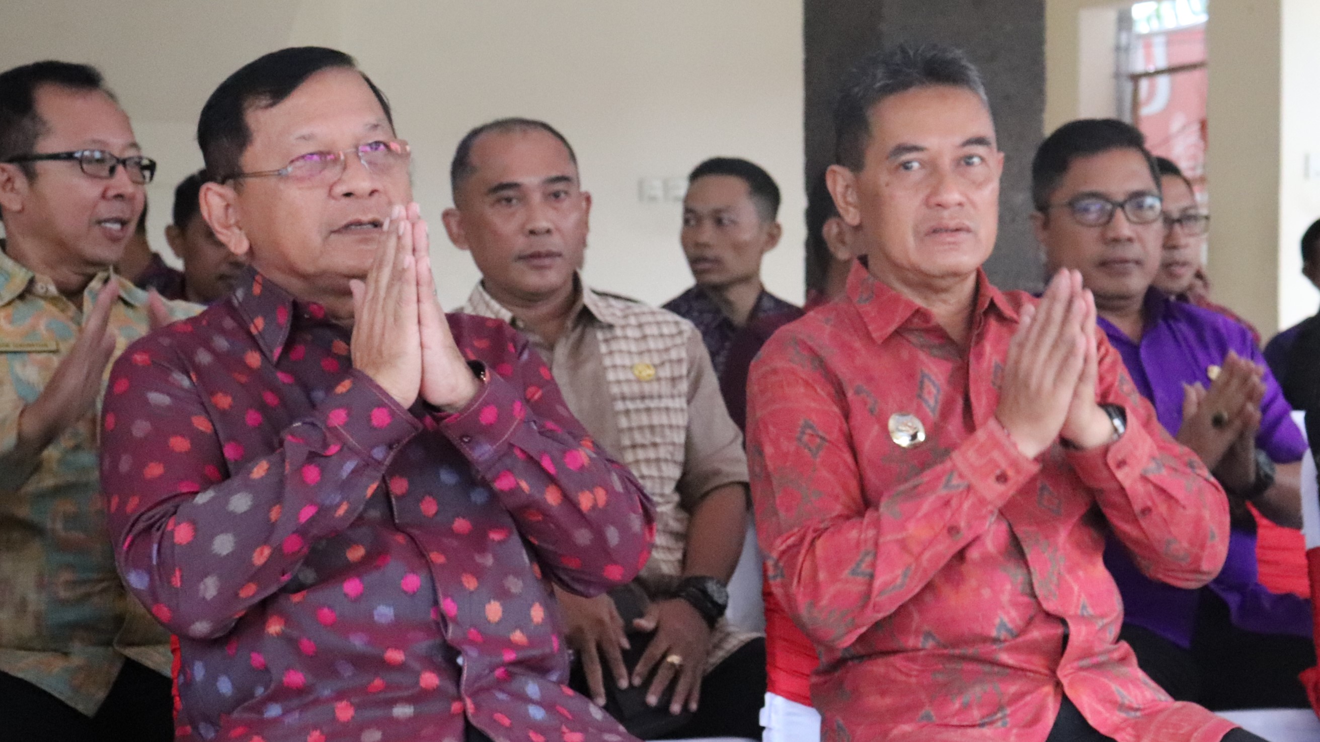 SIAP RETREAT: Bupati Buleleng, I Nyoman Sutjidra (kiri depan) dan Wakil Bupati Buleleng, Gede Supriatna (kanan depan). Mereka berdua akan mengikuti retreat gelombang kedua di Jatinangor.