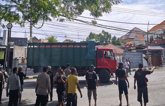 Para sopir truk memprotes penindakan ODOL di Buleleng. Ini merupakan aksi solidaritas sopir.