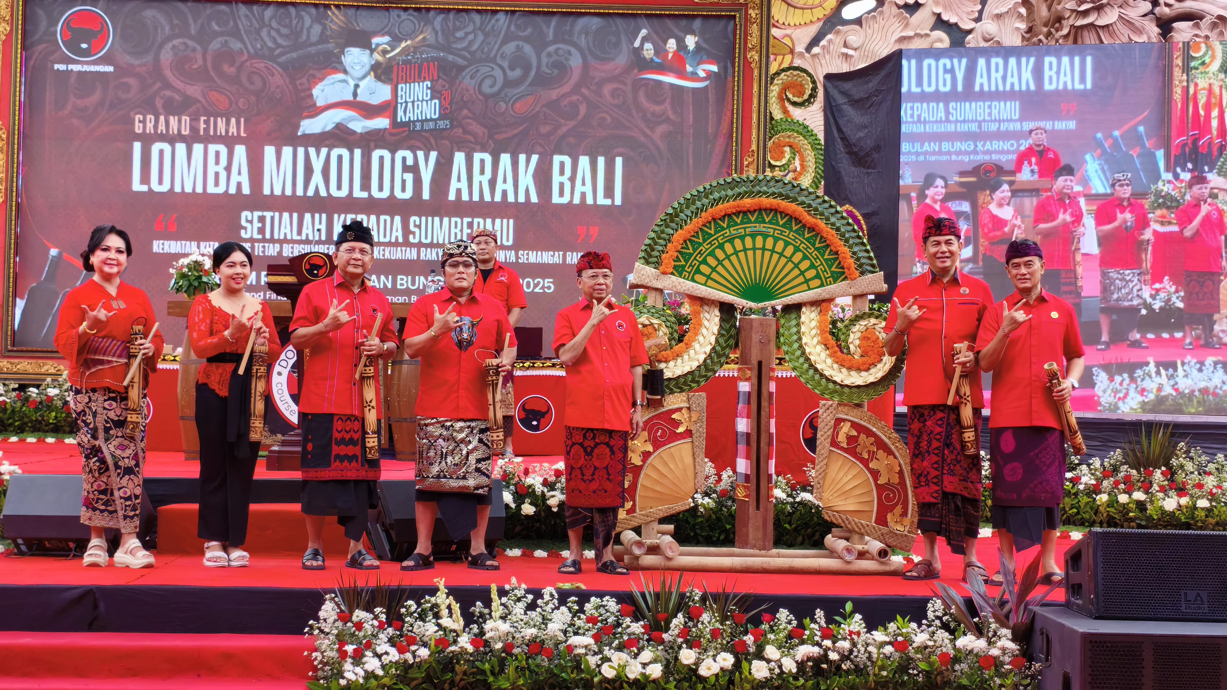 MIXOLOGY: Lomba mixology arak Bali yang digelar PDI Perjuangan Bali di RTH Bung Karno, Buleleng.