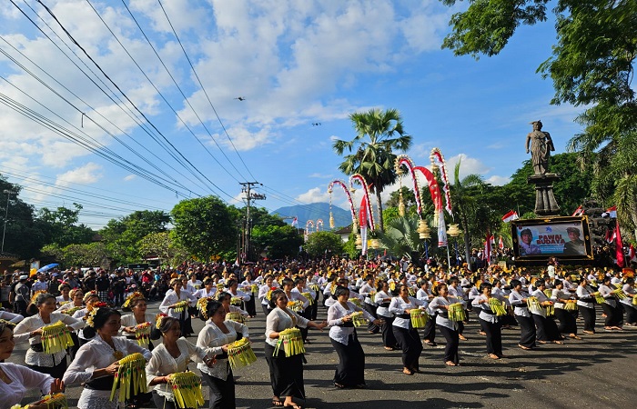 Penampilan ratusan penari pendet saat pembukaan parade budaya, serangkaian hut kota Amlapura ke 385 yang berlangsung Kamis (19/6) kemarin.