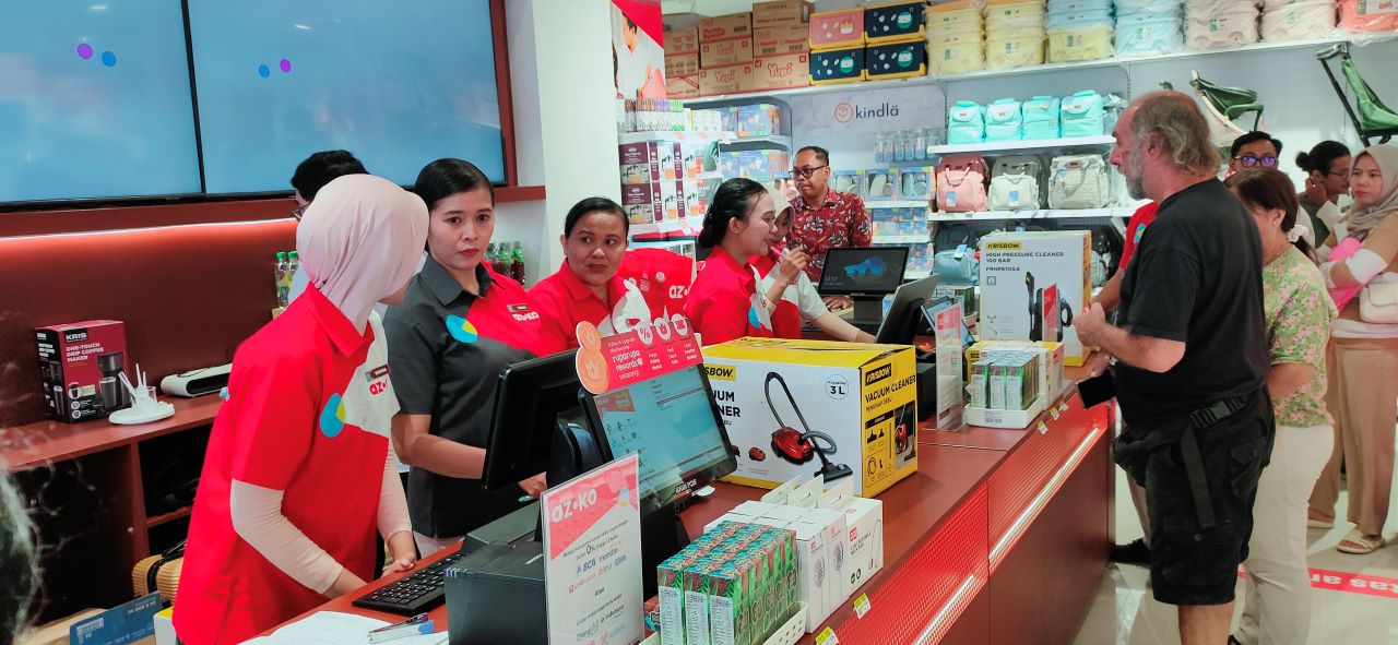 RAMAI PENGUNJUNG: Suasana di Azko Cabang Singaraja. Outlet teranyar dibuka pada Sabtu (21/6/2025).