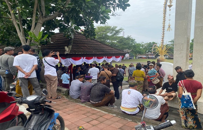 Warga Desa Bugbug saat mendatangi kantor Kejari Karangasem untuk melaporkan tindak pidana dugaan korupsi dalam pengelolaan Bumdes Desa Bugbug.