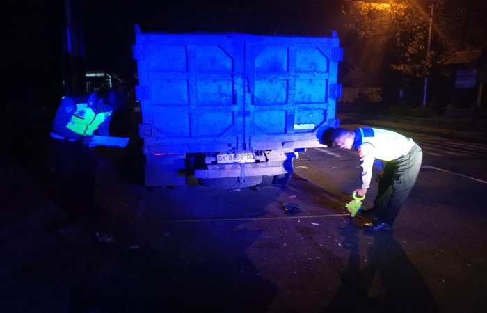 Kecelakaan di Jalan Raya Banjarangkan, tepatnya di selatan Pura Kentel Bumi, Desa Tusan, Kamis lalu (19/6) sekitar pukul 01.00. Pengendara motor tewas di TKP setelah menabrak truk parkir.