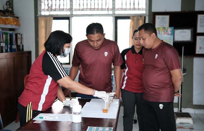 Suasana pelaksanaan tes urine yang dilakukan Lapas Kelas IIB Tabanan kepada warga binaan.