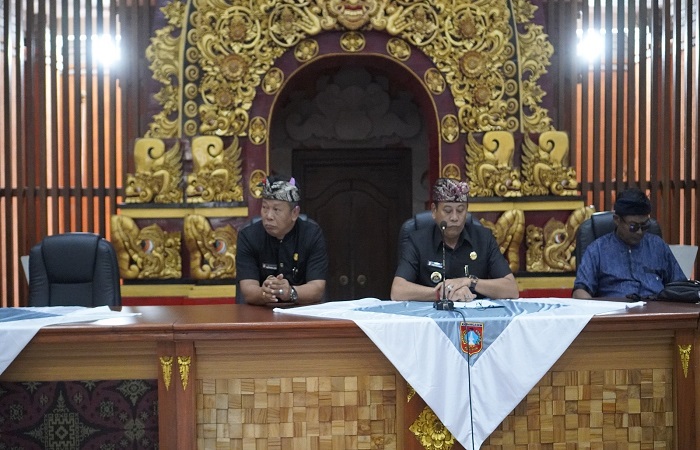 Bupati dan Wakil bupati Karangasem saat memaparkan kinerja 100 hari kerja memimpin Karangasem pada Kamis (19/6) kemarin.