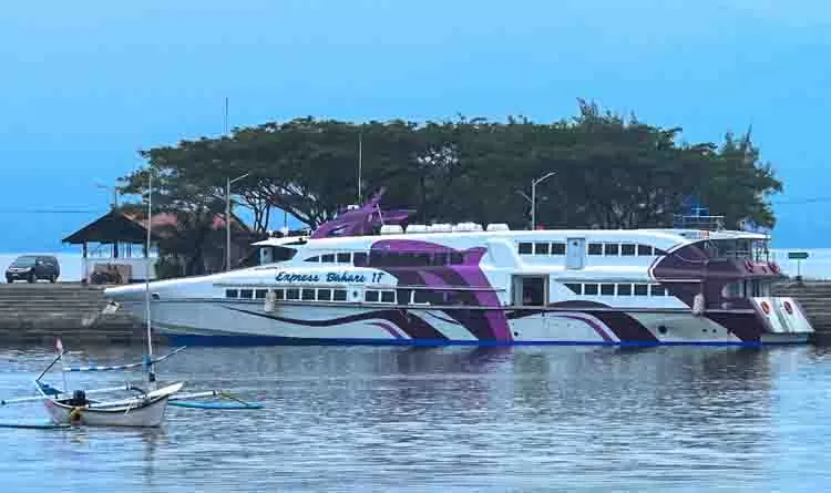 BERSANDAR: Kapal cepat Niaga Express Bahari 1F bersandar di Pelabuhan Dermaga Boom Banyuwangi. Kapal itu diyakini bakal melayani rute penyeberangan Banyuwangi-Denpasar.