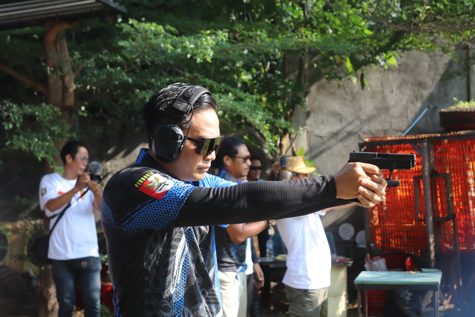 TEMBAK: Kapolres Buleleng, AKBP Ida Bagus Widwan Sutadi saat membuka Kejuaraan Menembak.