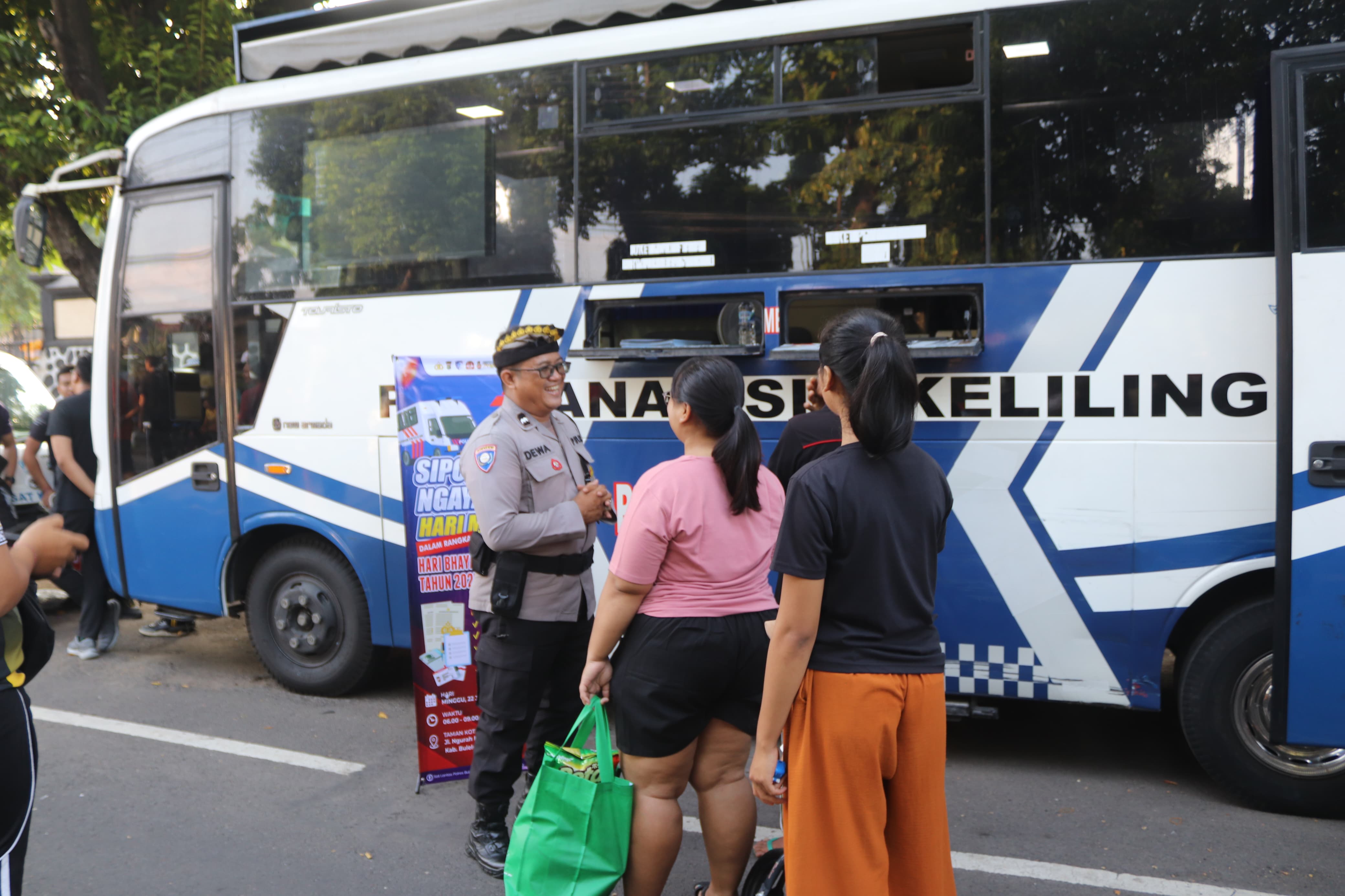SIM KELILING: Pelayanan SIM keliling Polres Buleleng kepada warga di Kota Singaraja, serangkaian Car Free Day dan Hari Bhayangkara.