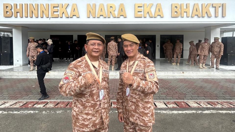 RETREAT: Bupati Buleleng, I Nyoman Sutjidra dan Wakil Bupati Buleleng, Gede Supriatna saat mengikuti retreat gelomba kedua.