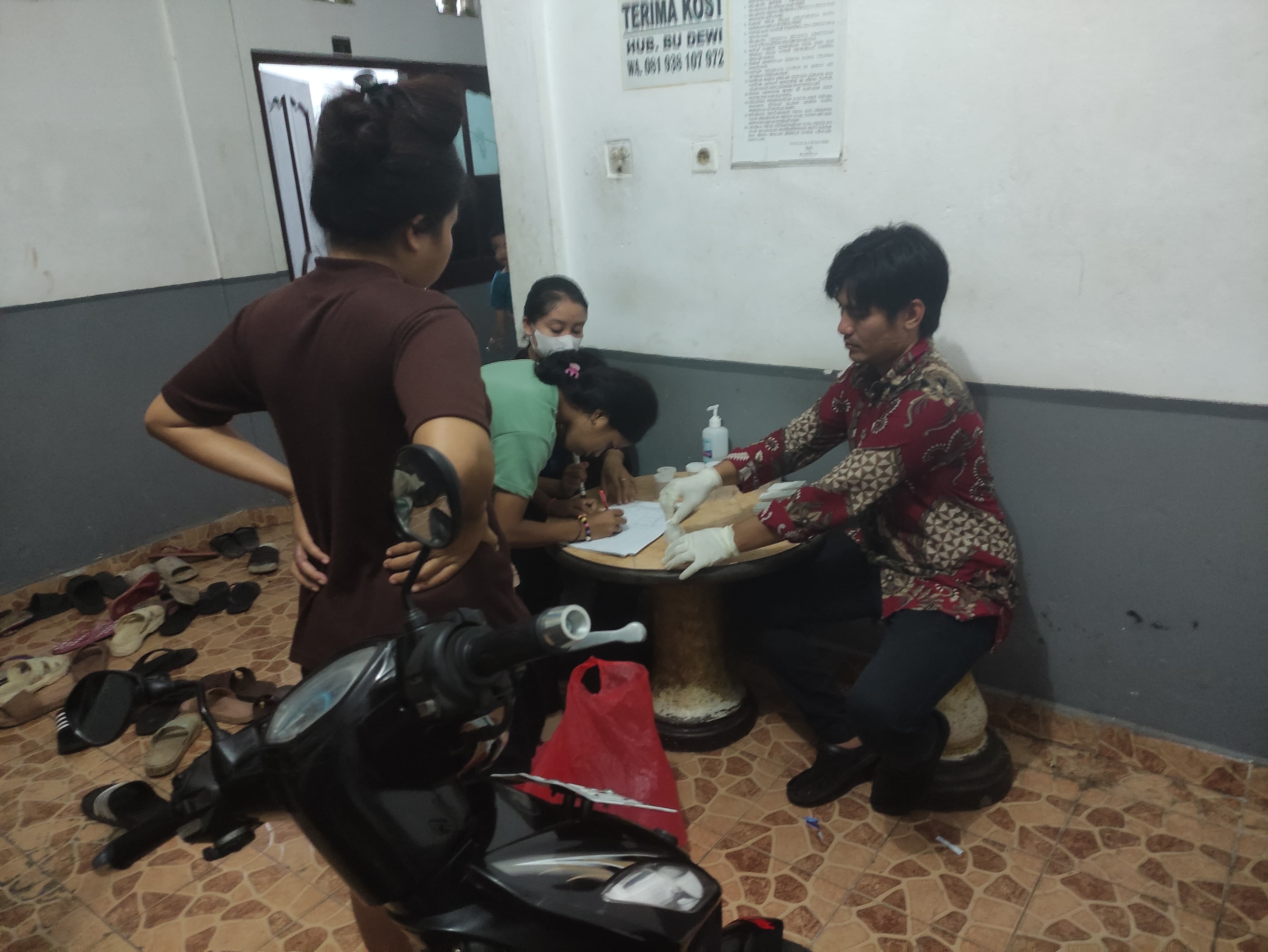 DUKTANG: Tim Pol PP dan BNN Kabupaten Klungkung melakukan sidak terhadap penduduk pendatang.