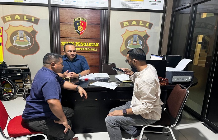 WNA India, JK Reddy didampingi pengacaranya Yulius Benyamin Seran, S.H (kiri) saat melapor ke Direktorat Reserse Narkoba Polda Bali terkait kiriman paket mencurigakan.