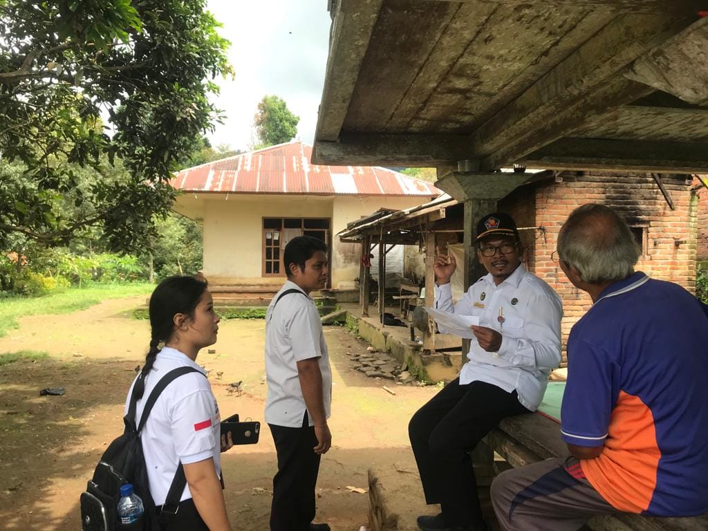 VERIFIKASI DATA: Kepala Dinas Sosial Buleleng, I Putu Kariaman Putra (pakai topi) melakukan verifikasi dan validasi data warga miskin.