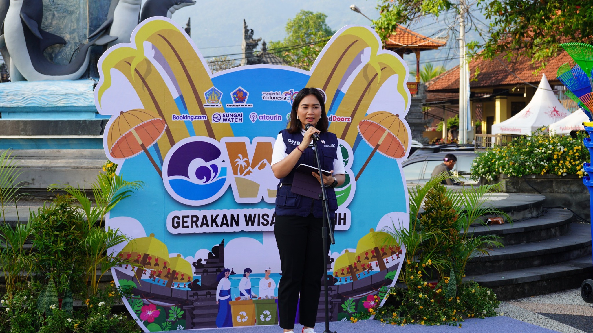PROMOSI PARIWISATA: Wakil Menteri Pariwisata, Ni Luh Enik Ermawati alias Ni Luh Puspa saat berada di Lovina. Ia berjanji mempromosikan Buleleng di luar negeri.