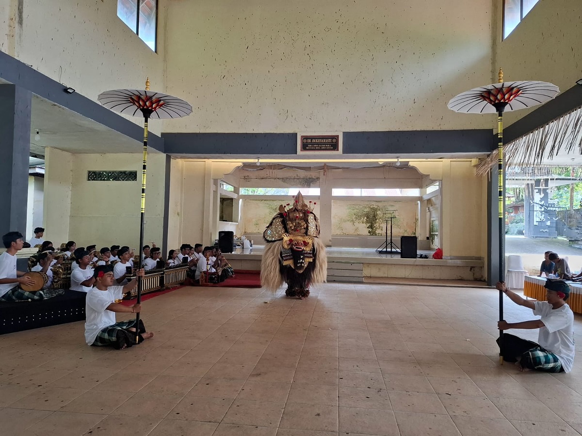 SIAP TAMPIL: Sanggar Tri Bhuwana Giri Desa Banyuatis dalam pembinaan oleh Tim Kurator Provinsi Bali. Mereka akan membawakan kesenian Barong Ket.