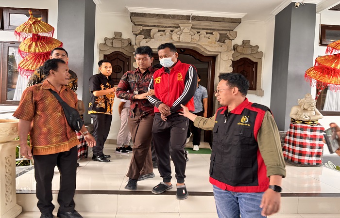 Ketua Bumdes Nawakerti, IWS saat dikeler petugas Kejari Karangasem untuk ditahan di Lapas Kelas II B Karangasem.