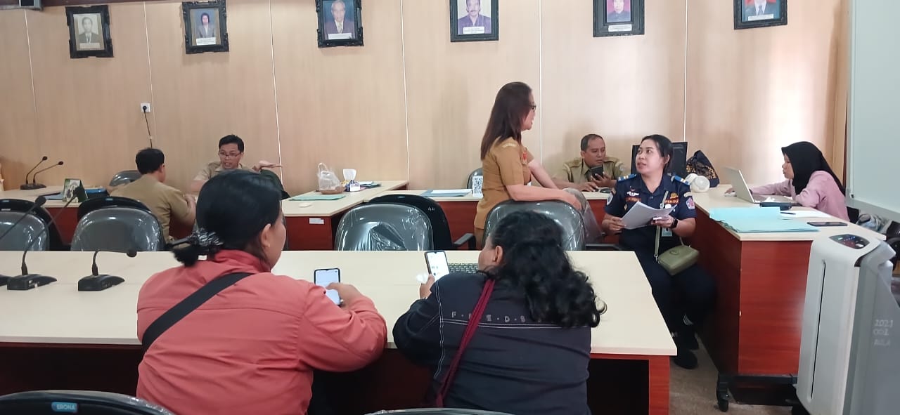 HELP DESK: Disdikpora Buleleng membuka Posko SPMB untuk melayani warga yang kesulitan melakukan pendaftaran.