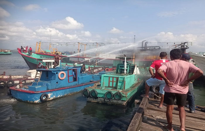 Petugas berupaya memadamkan api dari kapal ikan yang lego jangkar di Pos II Dermaga Barat Pelabuhan Benoa, pada Minggu 22 Juni 2025 lalu.