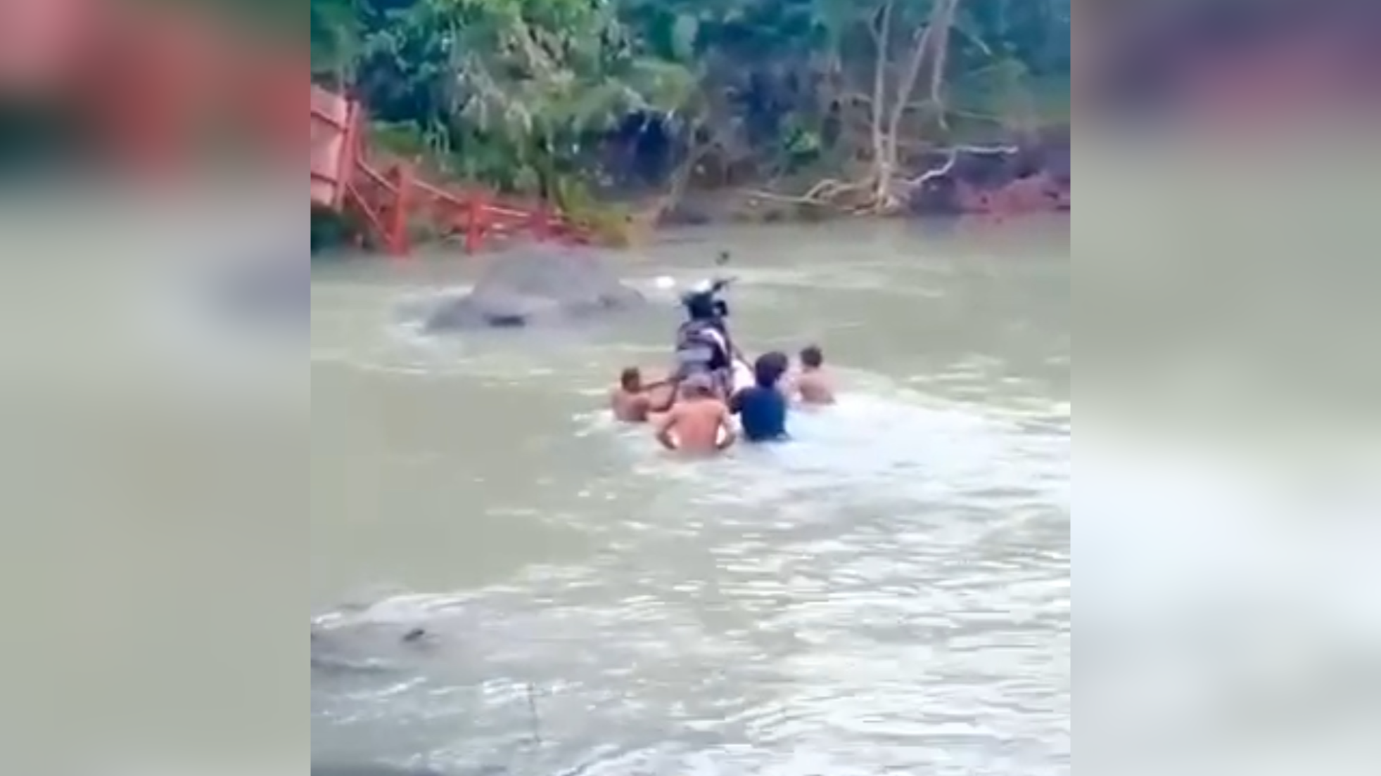 GOTONG KENDARAAN: Warga di Desa Yehembang Kangin, Bali, harus menggotong sepeda motor menyeberangi sungai. Penyebabnya, akses jembatan putus sejak empat tahun lalu.