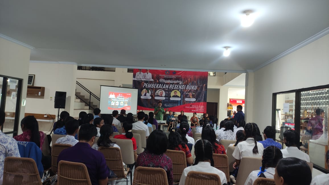 RESENSI BUKU: Workshop resensi buku di Gedung PLUT Singaraja.