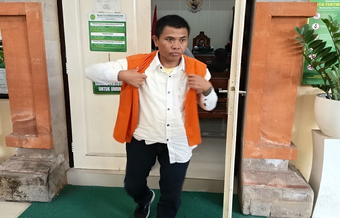 I Made Kertha usai menjalani sidang tuntutan di PN Denpasar, Senin (24/6) kemarin.