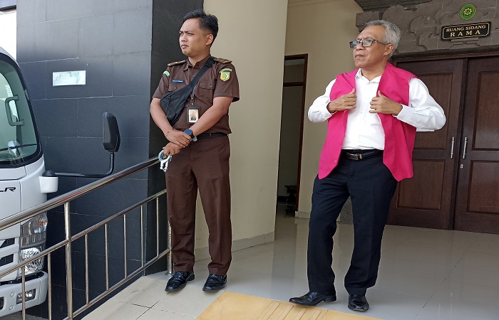 Mantan Ketua Lembaga Perkreditan Desa (LPD) Desa Adat Intaran, Sanur Kauh, I Wayan Mudana, terbukti bersalah melakukan korupsi. Dia divonis 5,5 tahun penjara.