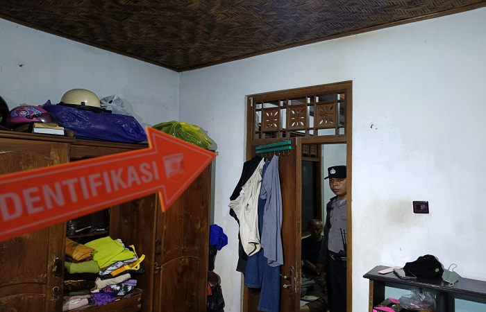 Polisi melakukan penyelidikan di TKP penemuan pensiunan Polri melakukan aksi bunuh diri di Semarapura Tengah, Klungkung.