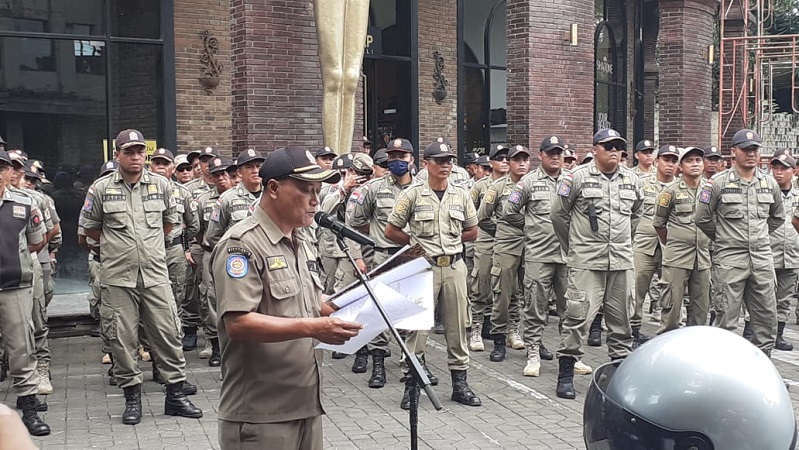 Aparat dari Pemerintah Gianyar saat menutup Parq Ubud pada 20 Januari 2025.